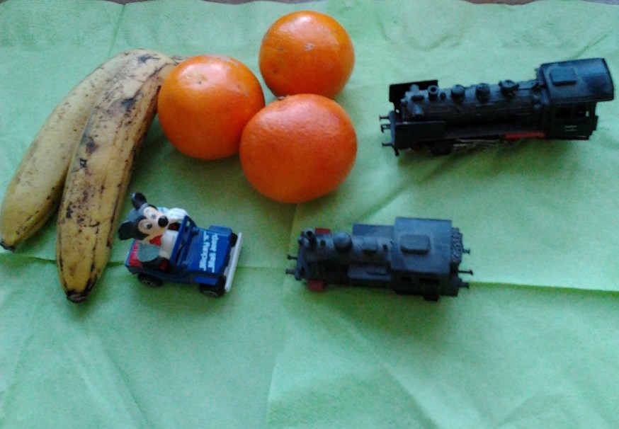 Pojkleksaker, apelsiner och bananer