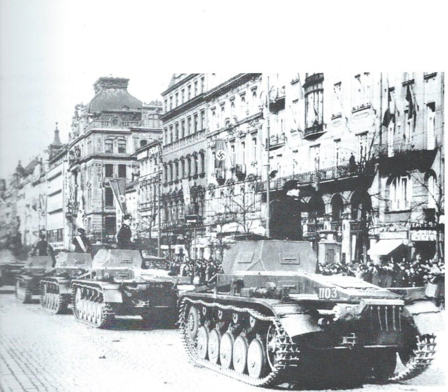 Stridsvagn och negerdocka